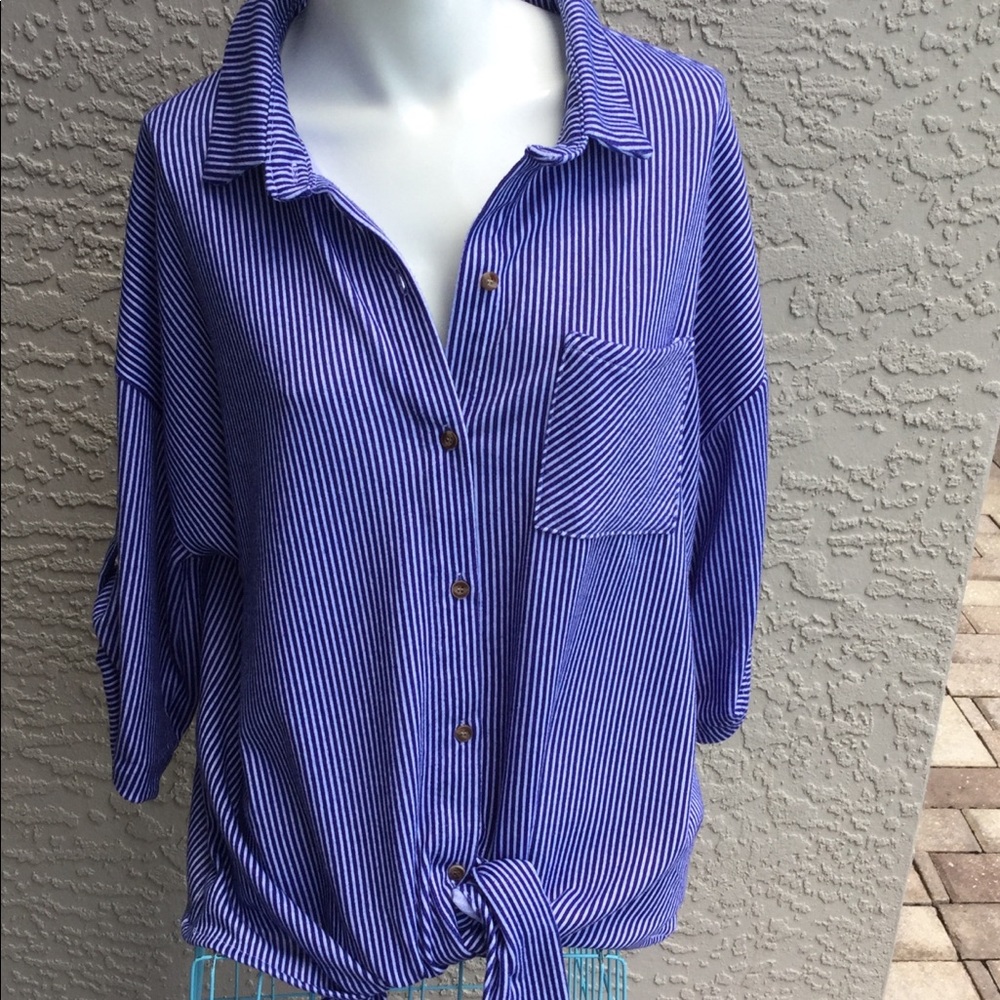 - 💙EDEN & OLIVIA tie front blouse L  BLUE/wh…